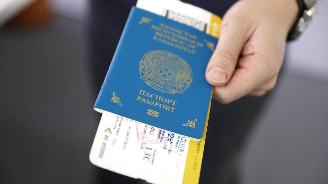 Паспорт с билетом на самолет
