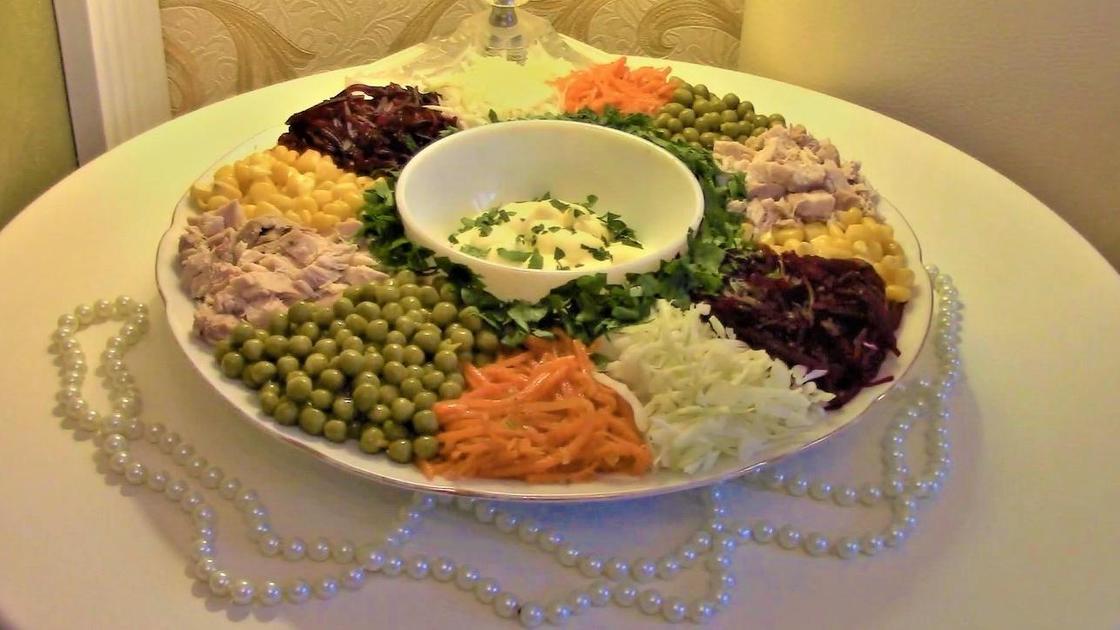 Салат «Радуга» сервирован на блюде