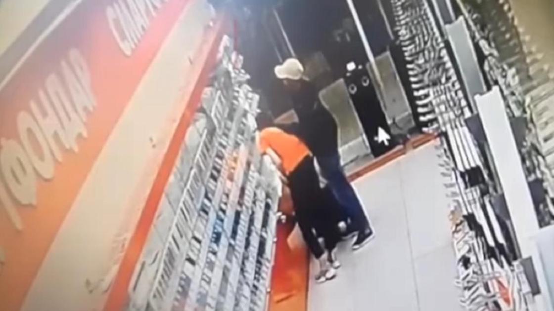 Мужчина смотрит на телефоны Мужчина смотрит на телефоны