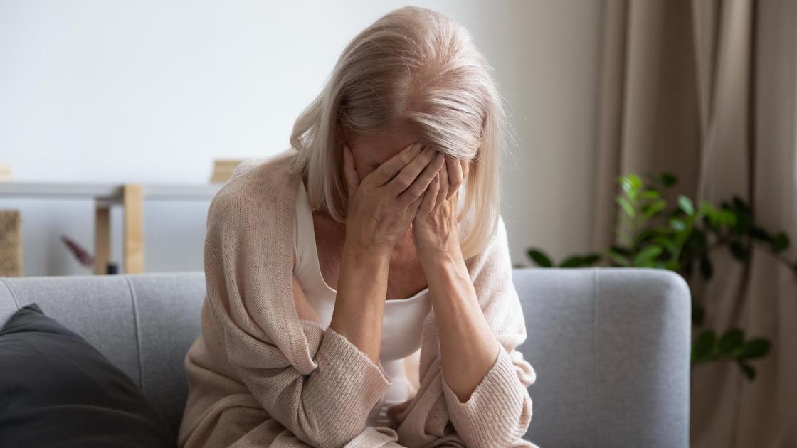 Женщина плачет