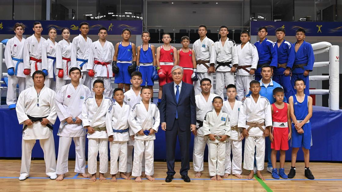 Касым-Жомарт Токаев в окружении молодых спортсменов