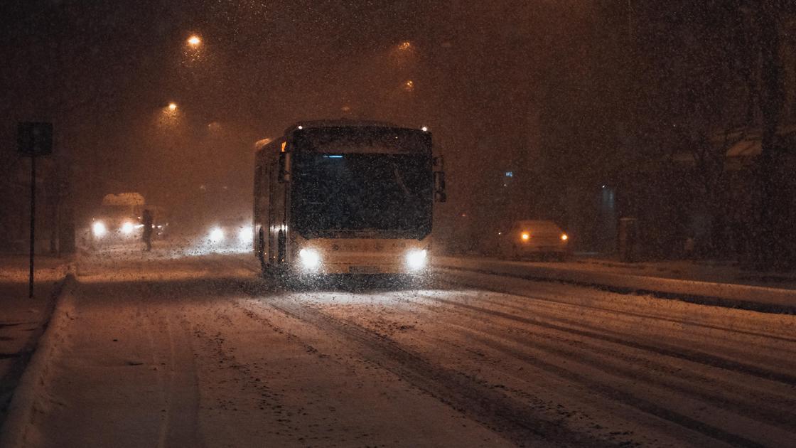 Автобус едет по дороге зимой
