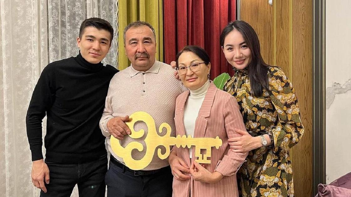 Фариза Торегали с мужем и его родителями