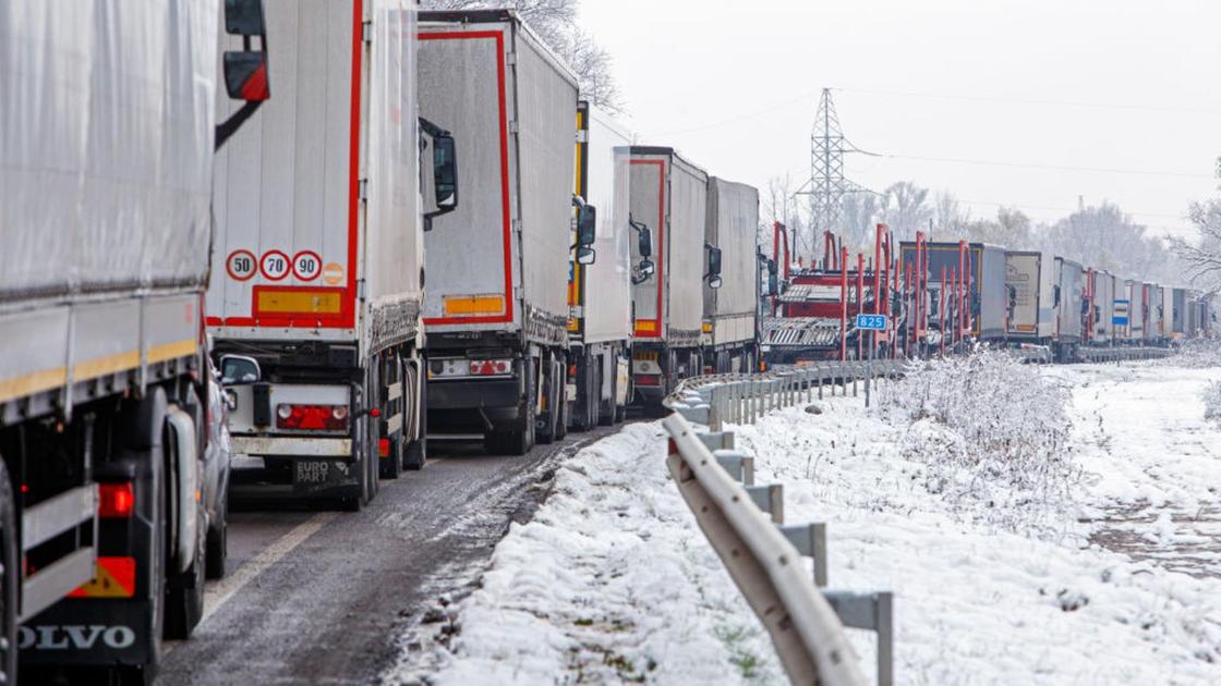 Фуры стоят в очереди на границе