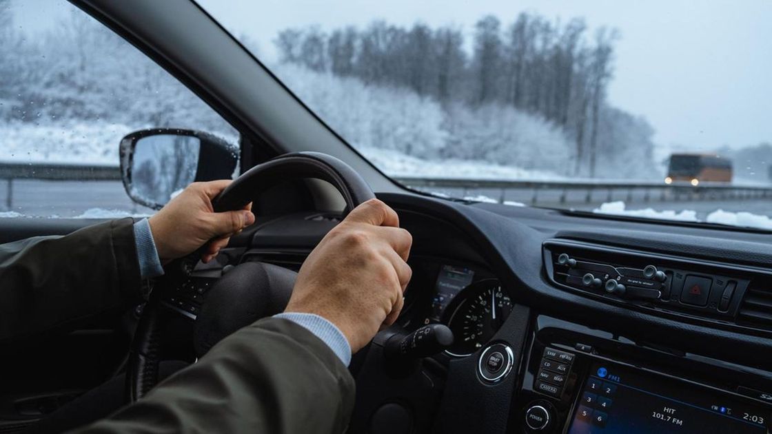 Көлік жүргізіп келе жатқан ер адам