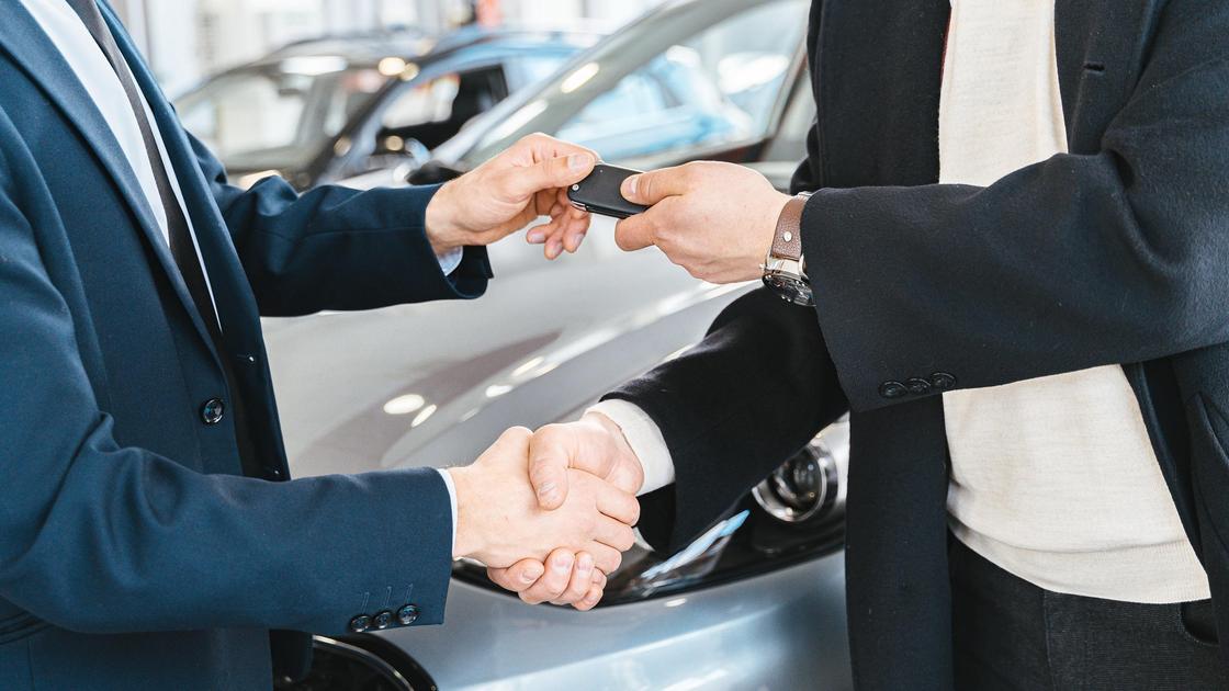 Продавец передает ключи от автомобиля покупателю