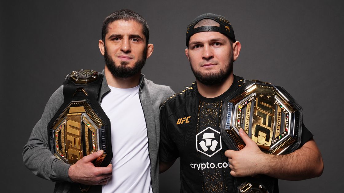 Российские бойцы ММА Ислам Махачев и Хабиб Нурмагомедов (слева направо)