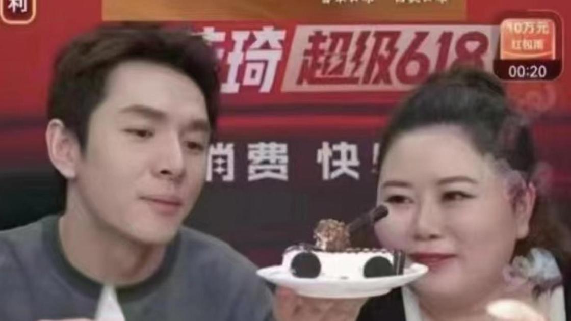 Ли Цзяци (слева) и мороженое в форме танка