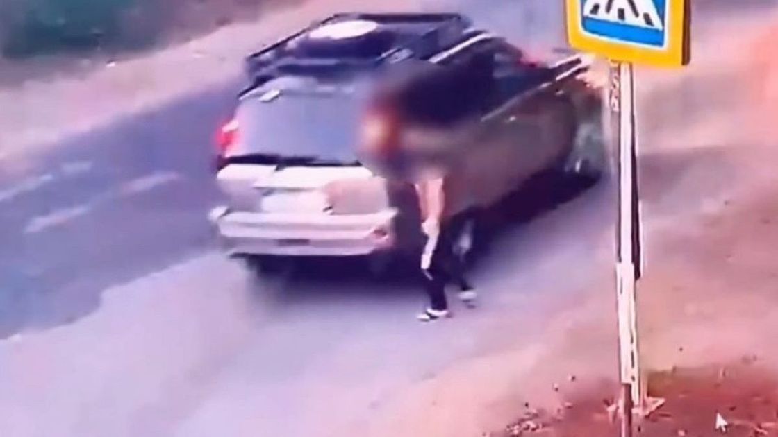 Жолдан өтіп бара жатқан ер адам
