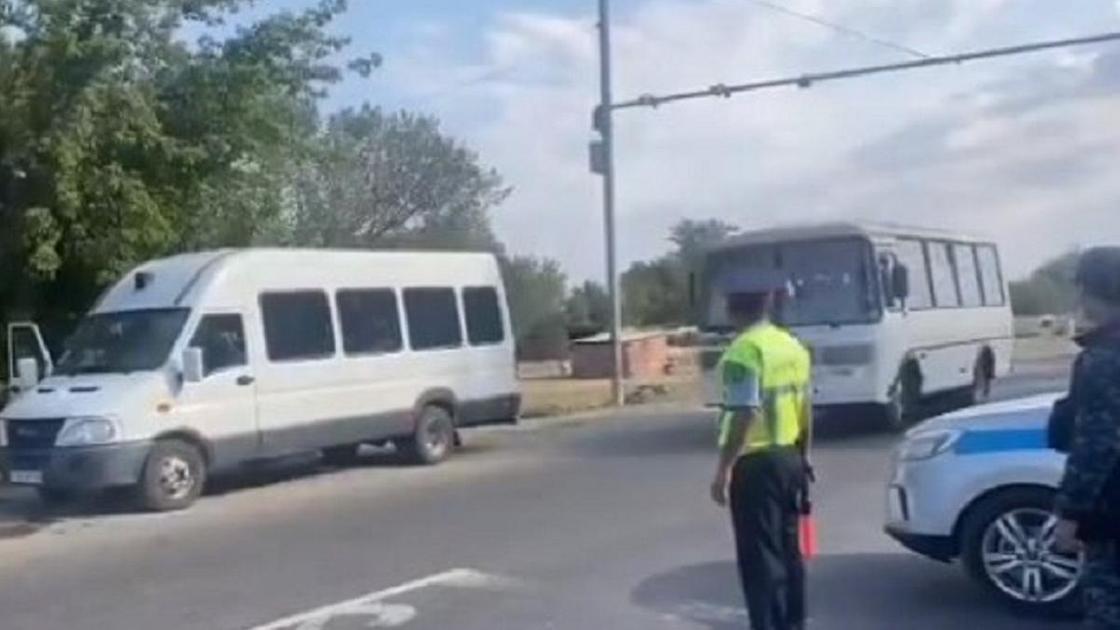 Полицейские пропускает автобус с пассажирами
