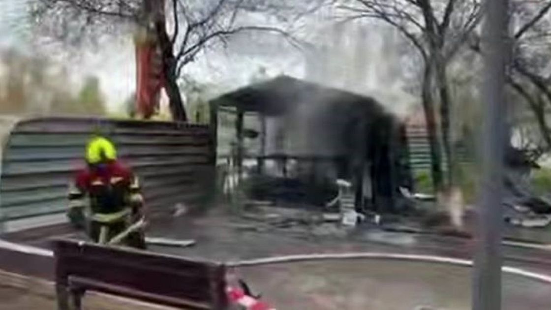 Торговый павильон горит в Астане