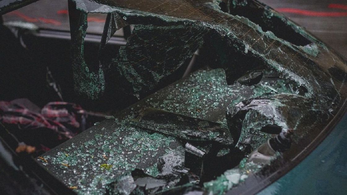 Автомобиль с разбитыми стеклами