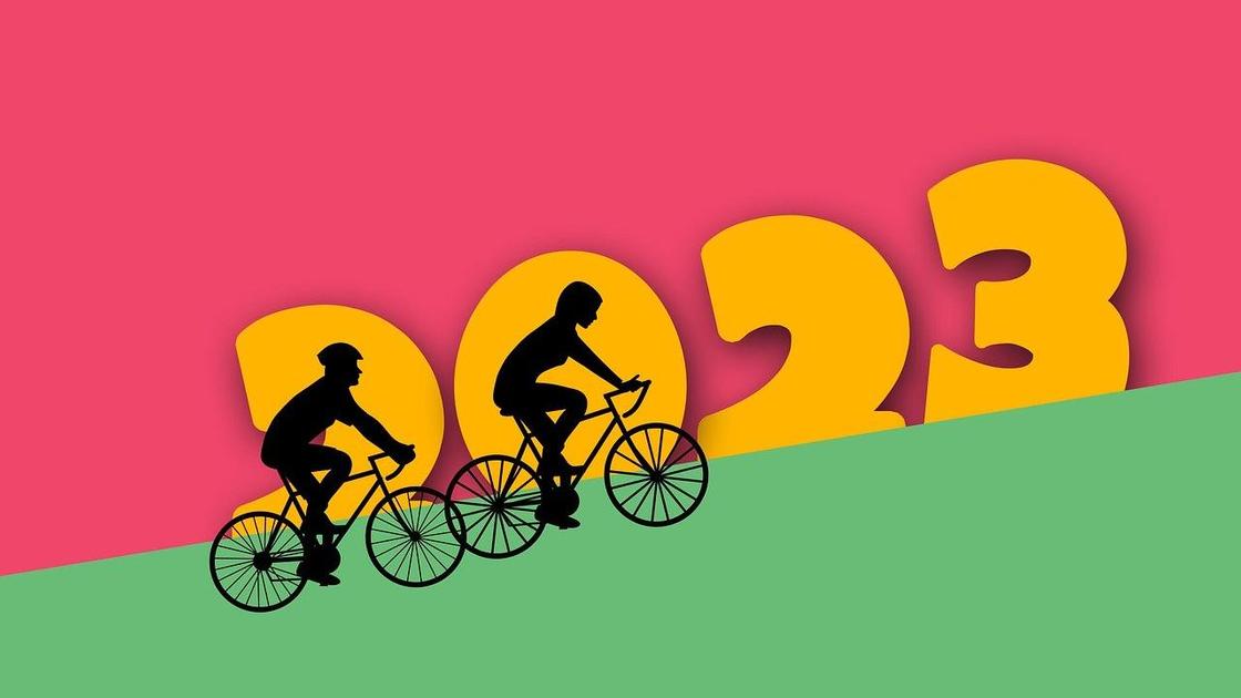 Велосипедисты на фоне цифр 2023 Велосипедисты на фоне цифр 2023