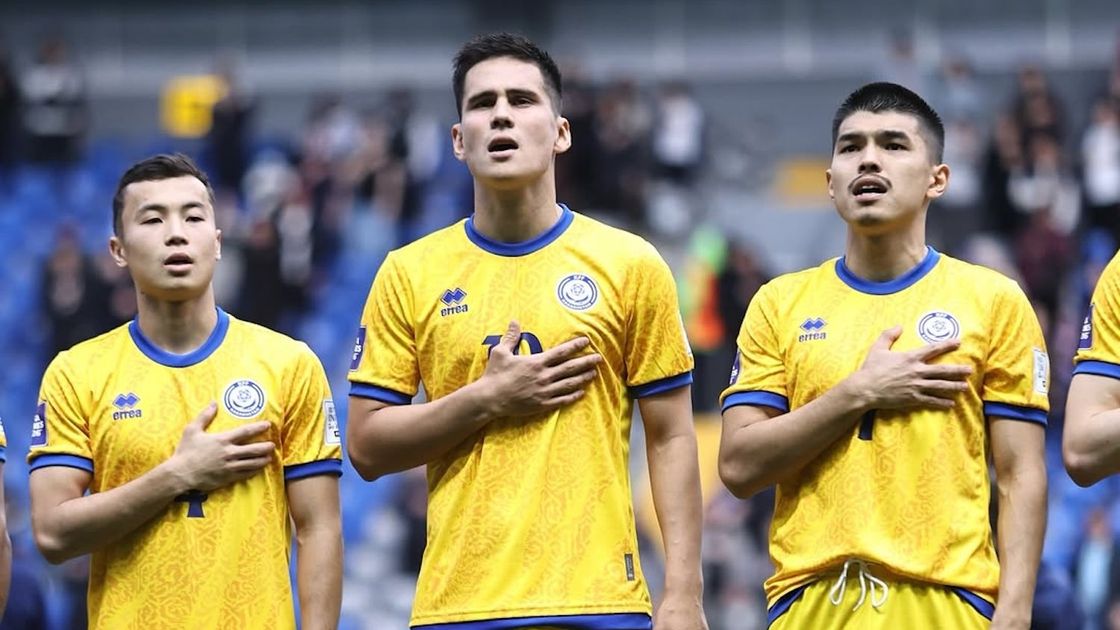 Казахстанские футболисты Арсен Аширбек, Оралхан Омиртаев и Галымжан Кенжебек (слева направо)