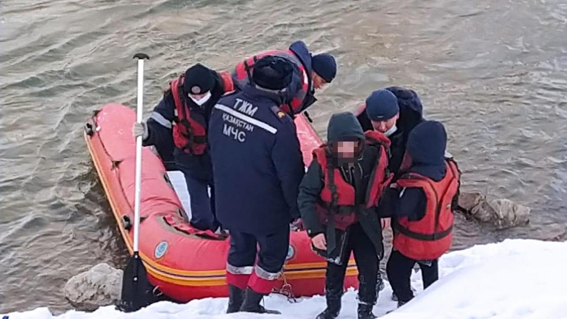 Спасатели помогают детям выбраться из лодки