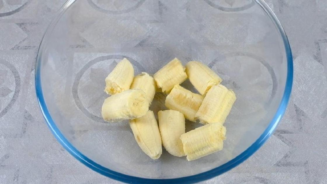 Кусочки бананов в миске