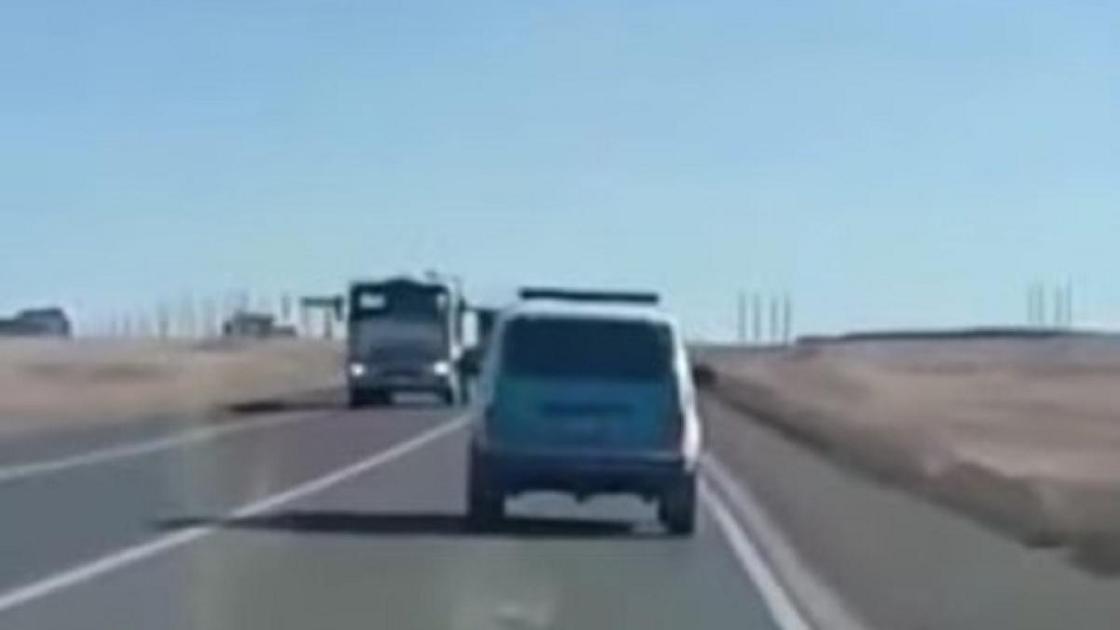 Машина едет по трассе в Актюбинской области