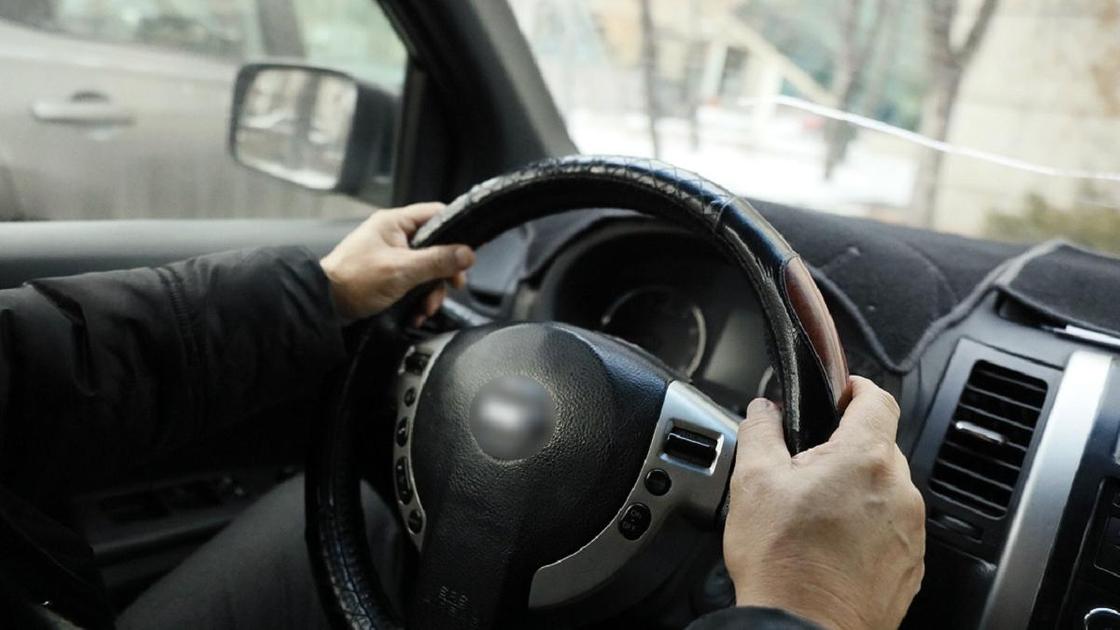 Мужчина держит руль
