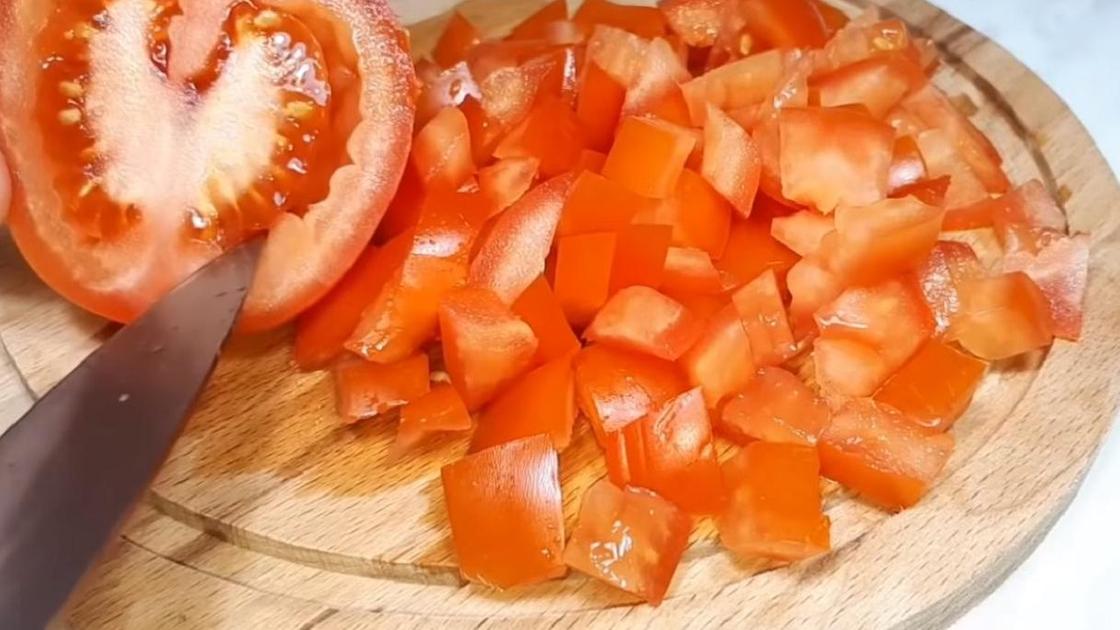 Нарежьте помидоры кубиками