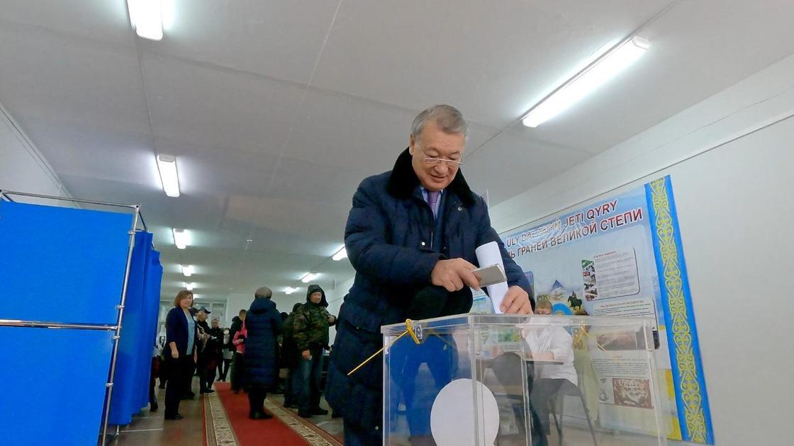 Аким ВКО проголосовал на выборах президента