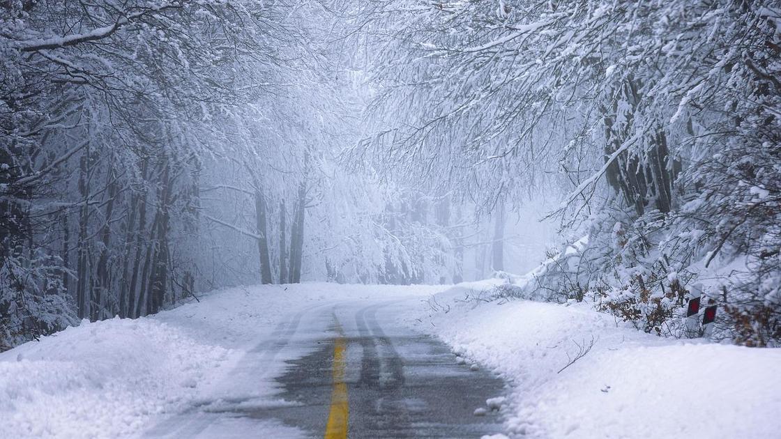 Дорога, покрытая снегом