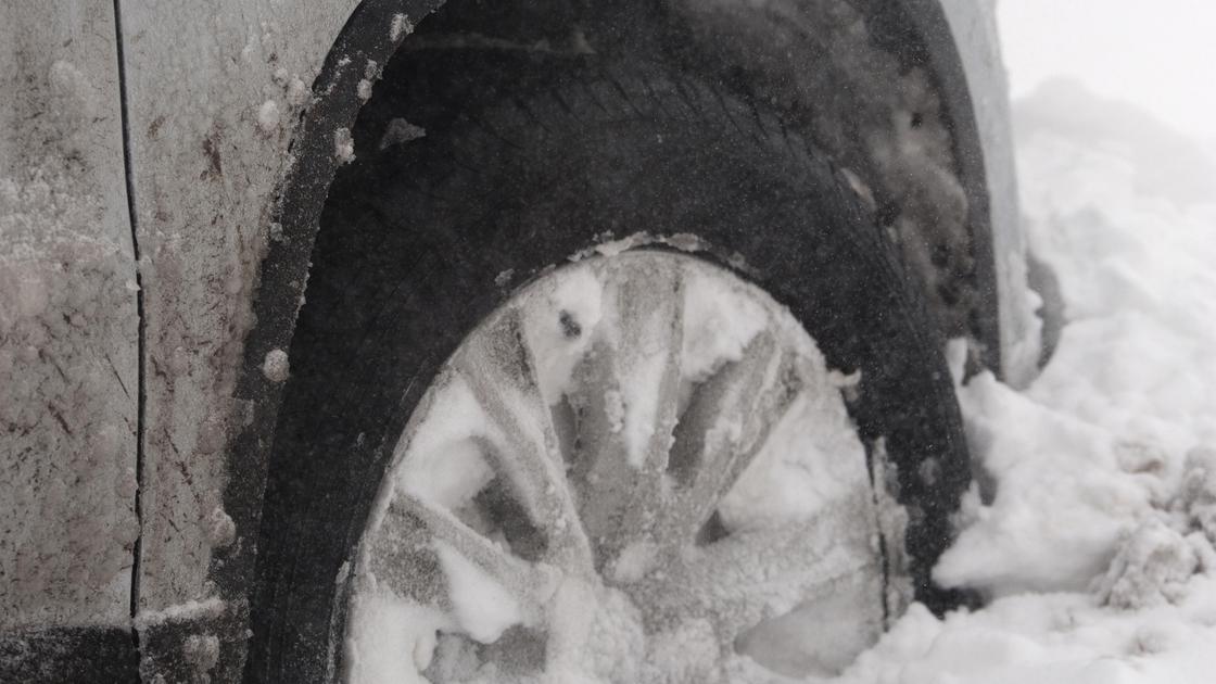Колеса в снегу