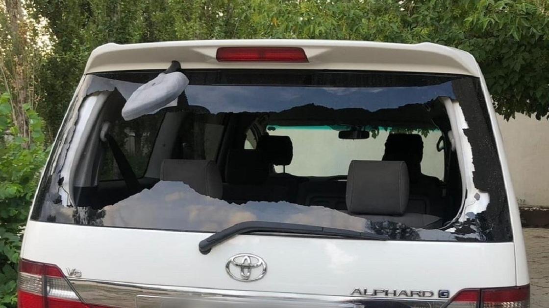Автомобиль с разбитым стеклом в Туркестанской области