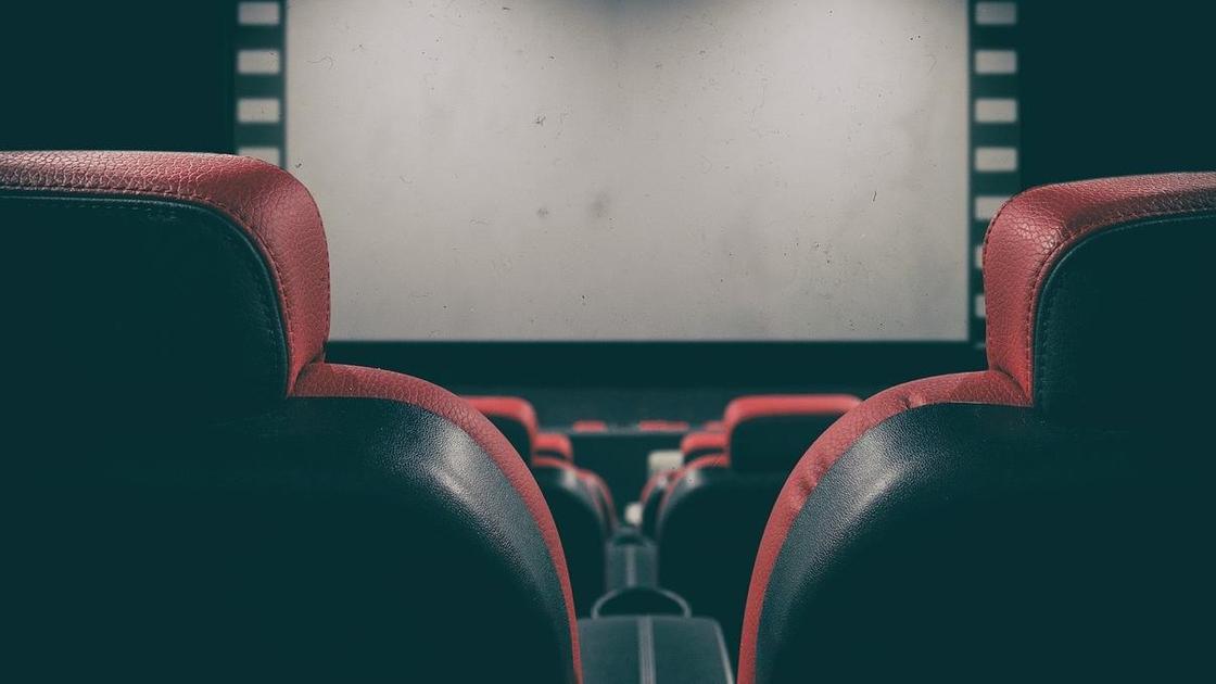Кресла стоят в кинотеатре