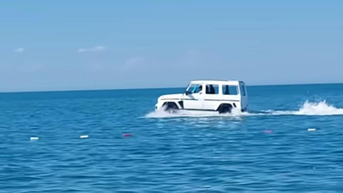 Mercedes-Benz G-Class "едет" по Алаколю
