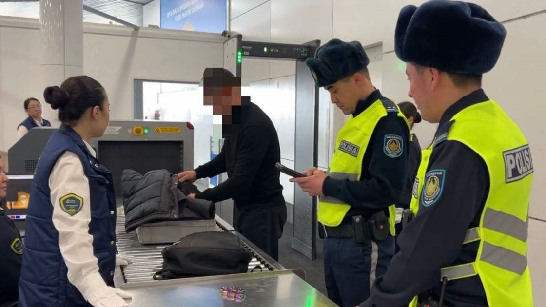 Полицейские в аэропорту на досмотре