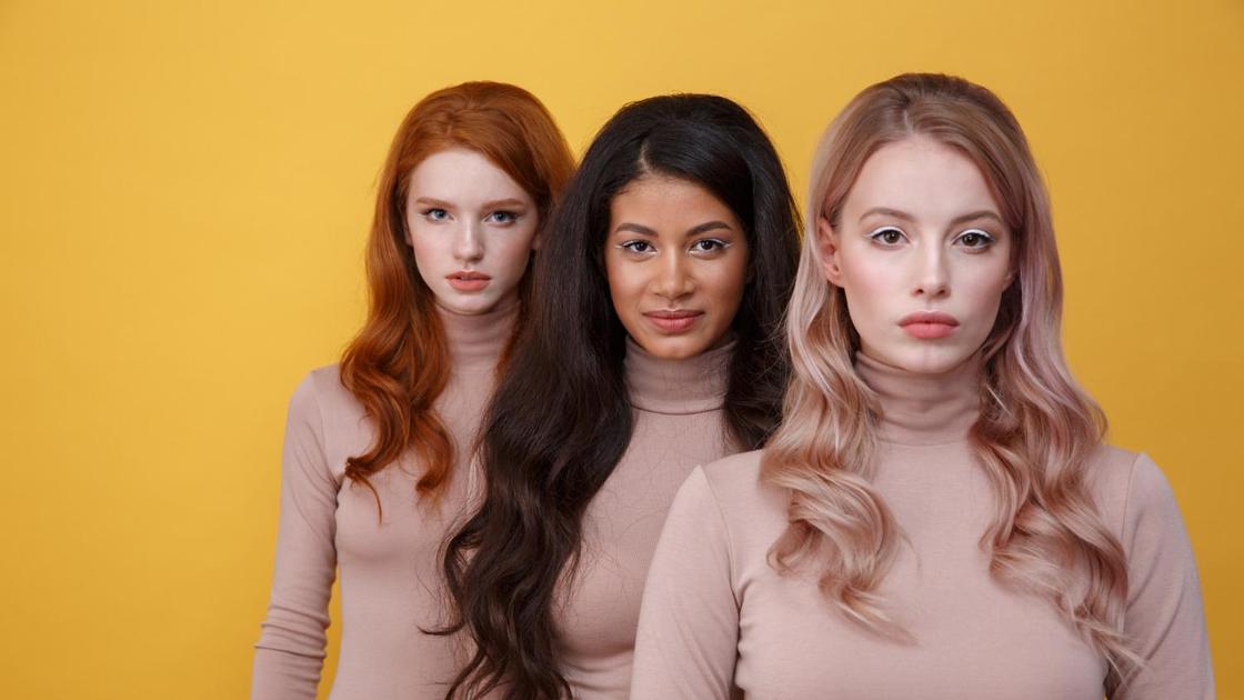Три молодые девушки с разными оттенками волос: блонд, каштановый, рыжий