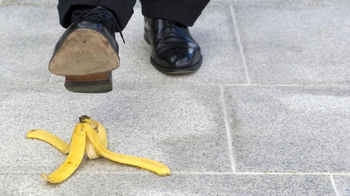 Мужчина наступает на банан