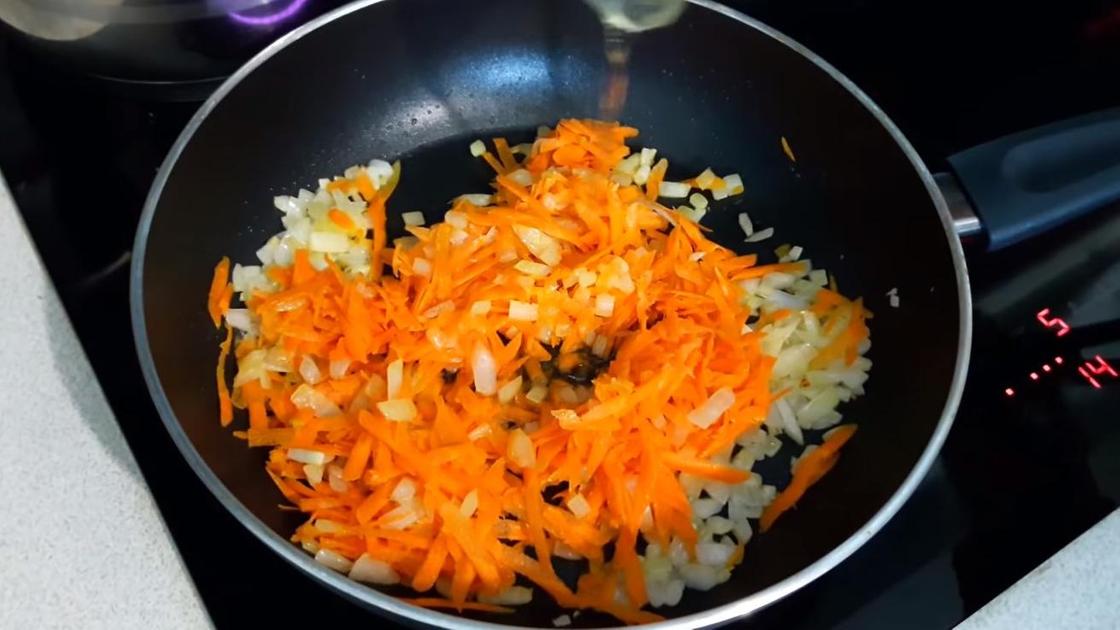 Припустите лук и морковь на растительном масле