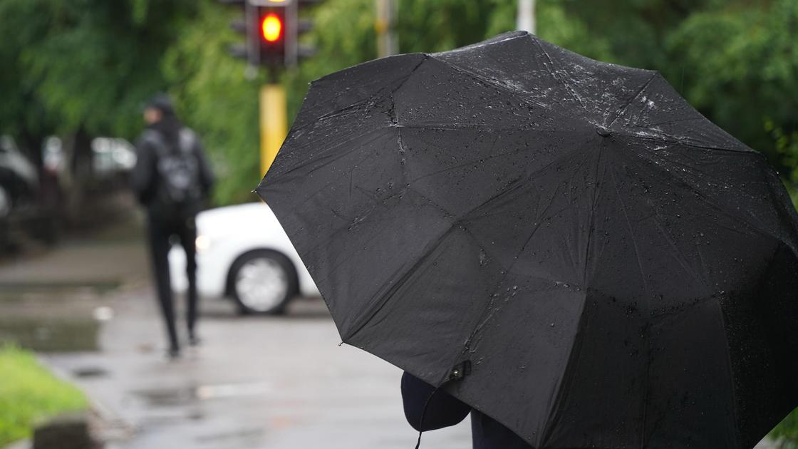 Человек под зонтом во время дождя