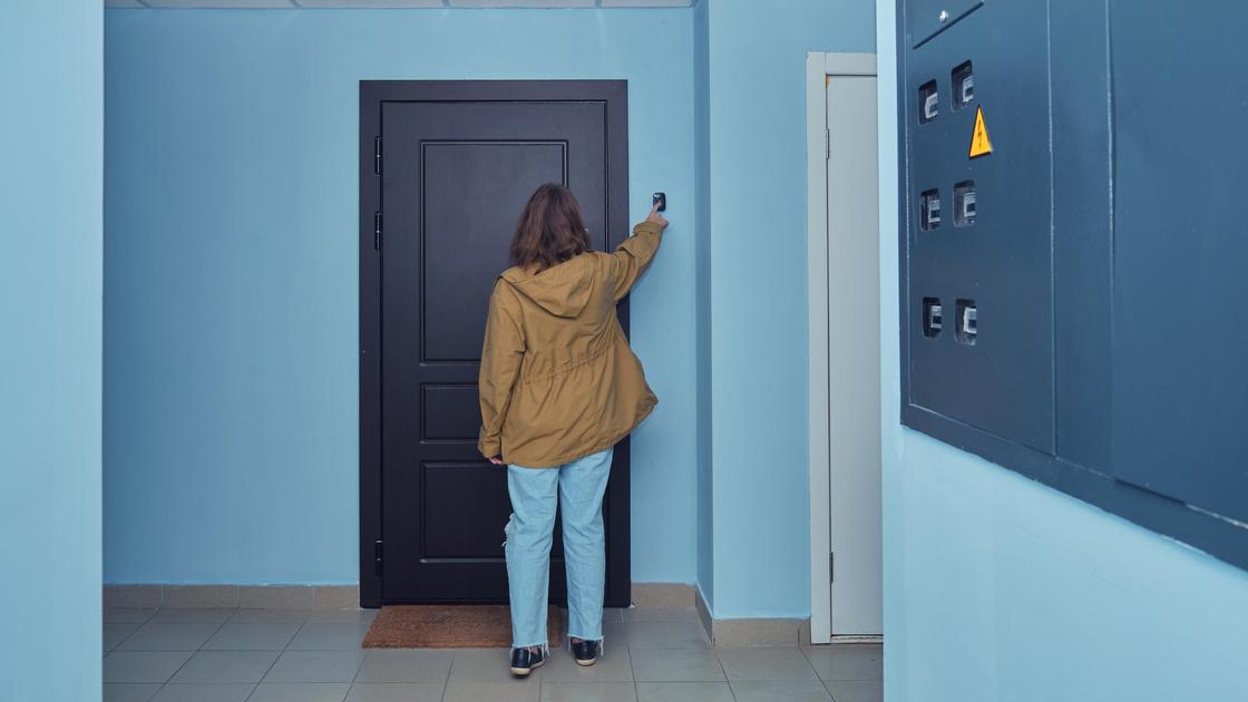 Женщина звонит в звонок