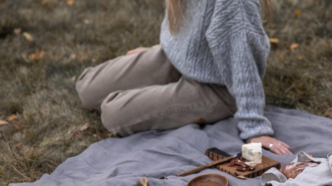 Девушка сидит на пикнике на природе