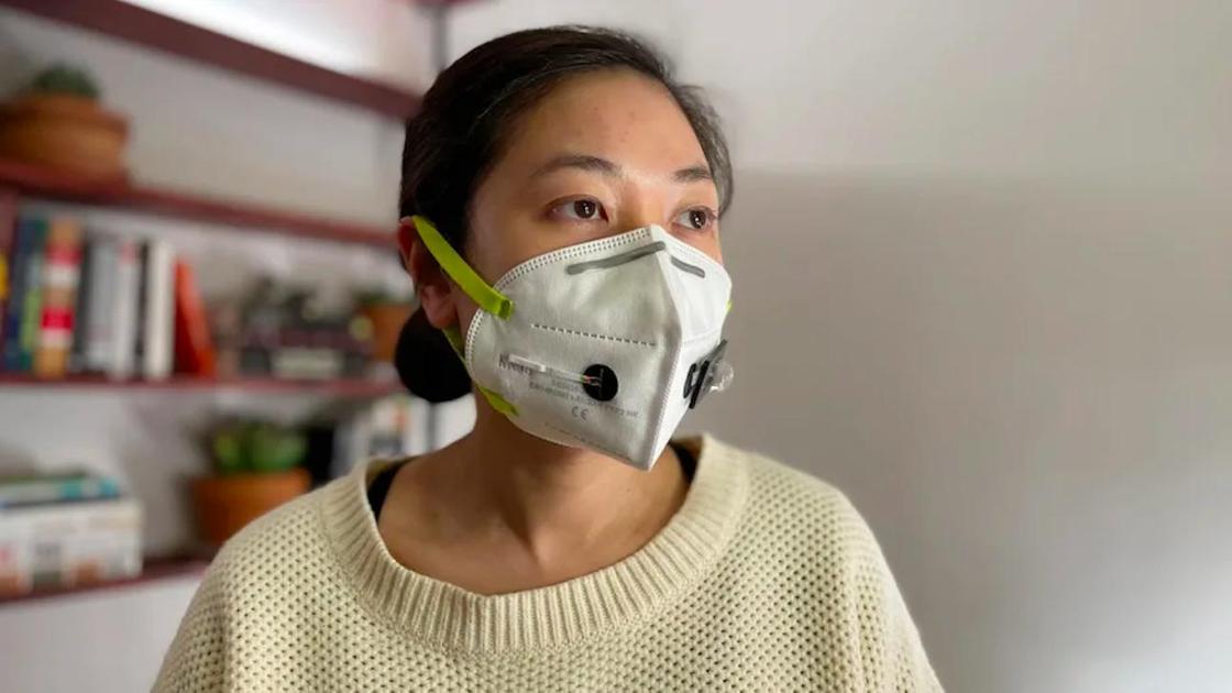 Девушка в прототипе маски, диагностирующей коронавирус