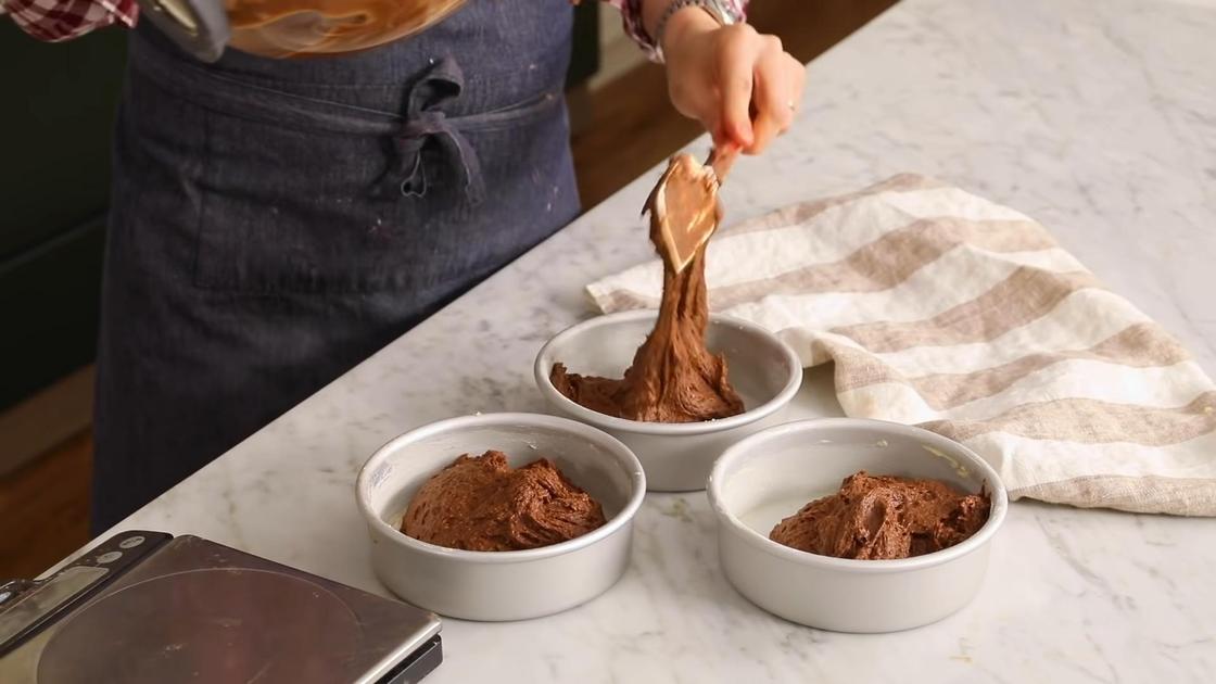 Тесто для шоколадного бисквита перекладывают в форму