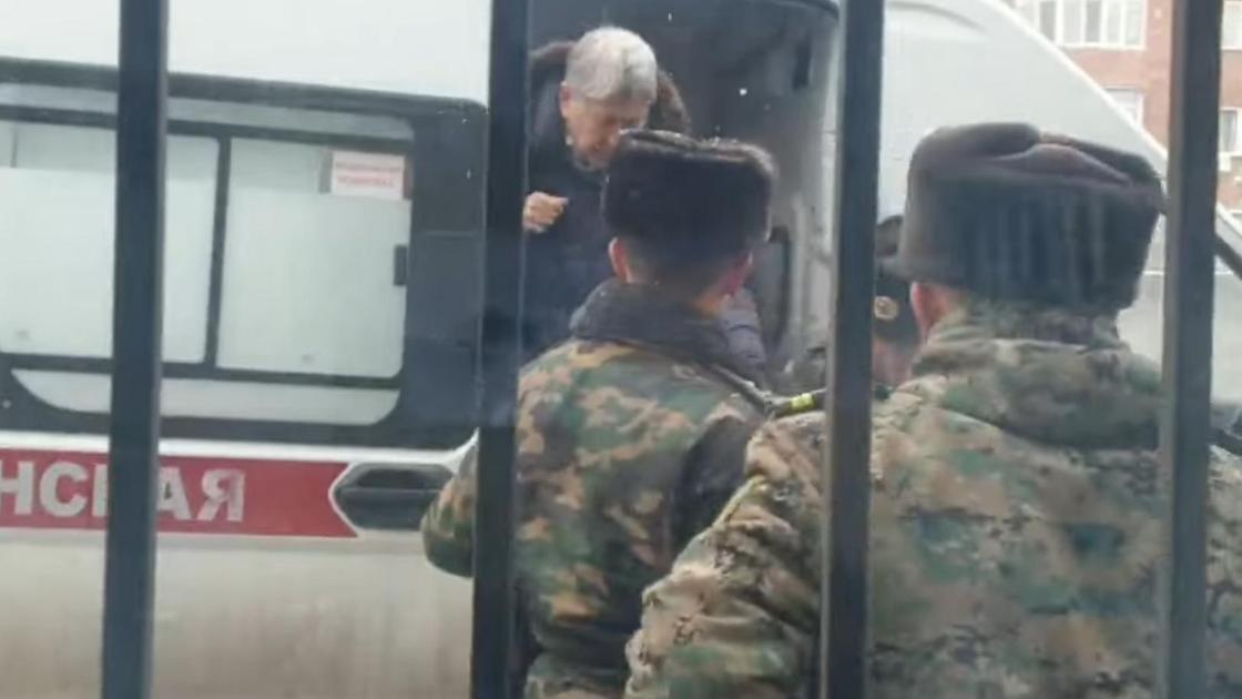 Алмазбек Атамбаев выходит из машины скорой помощи