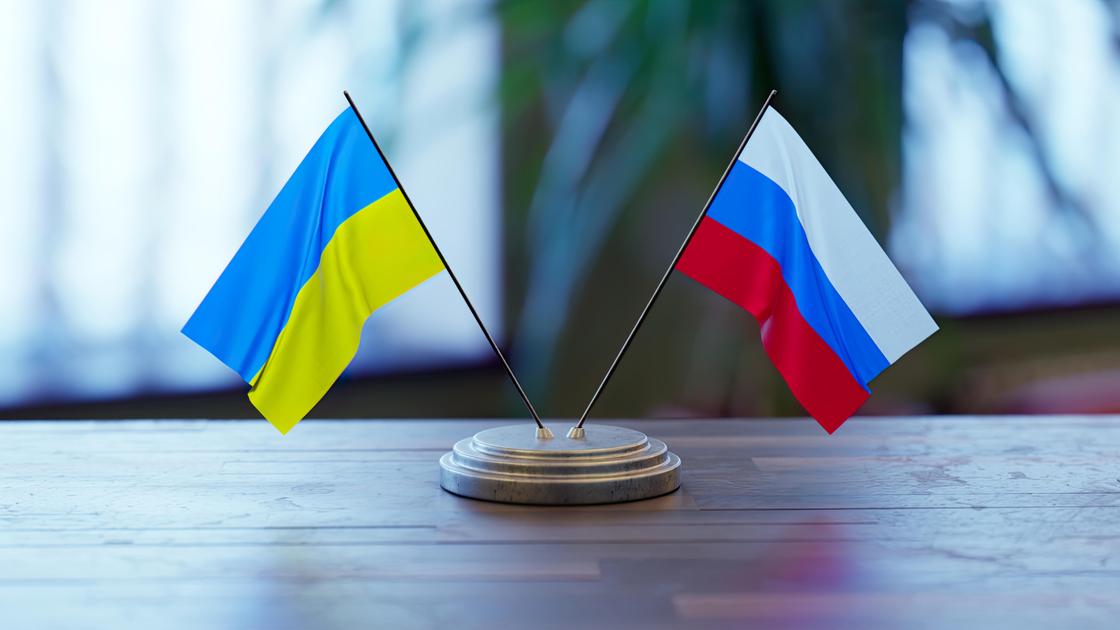 Флаги России и Украины стоят на столе