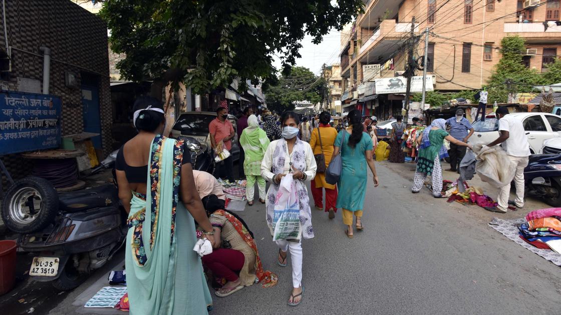 Индийские женщины идут по улице