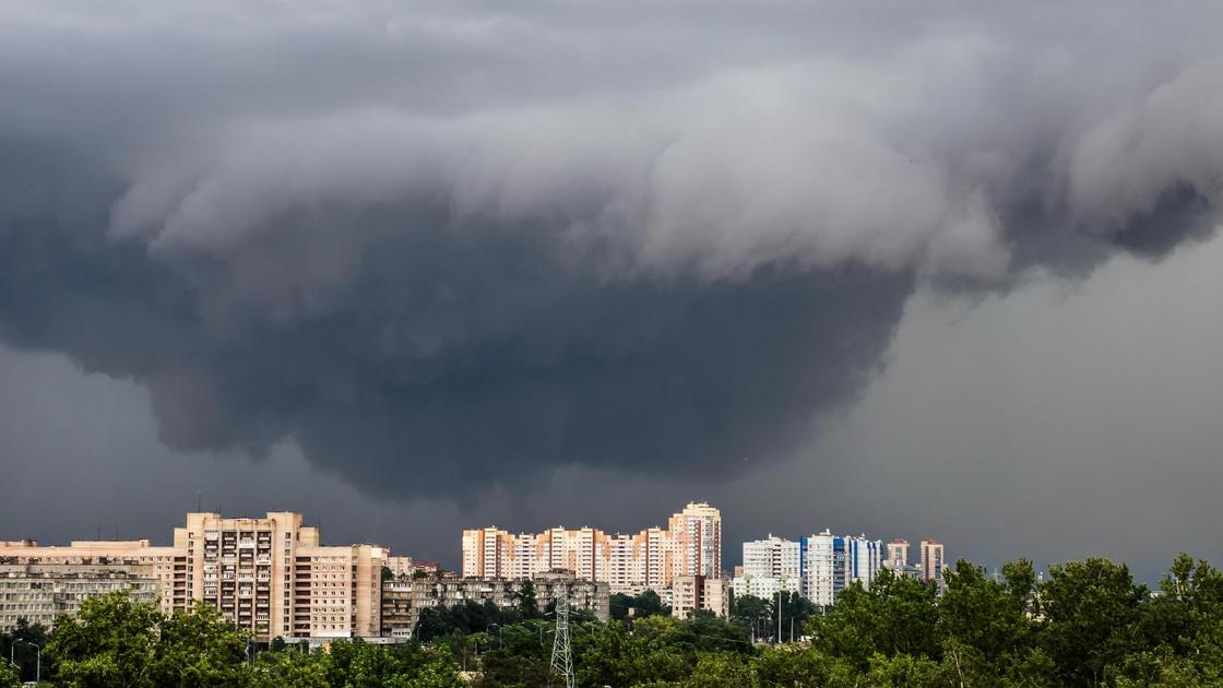 Қала үстіндегі найзағай бұлттары