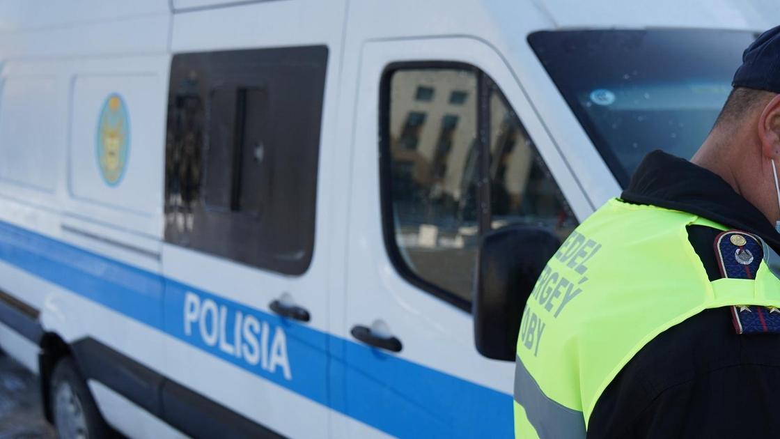 Полицейский возле машины Полицейский возле машины
