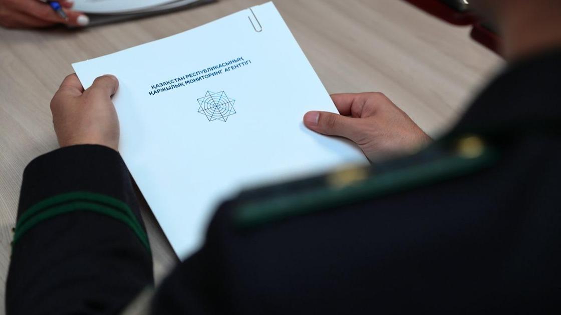 Мужчина держит дело