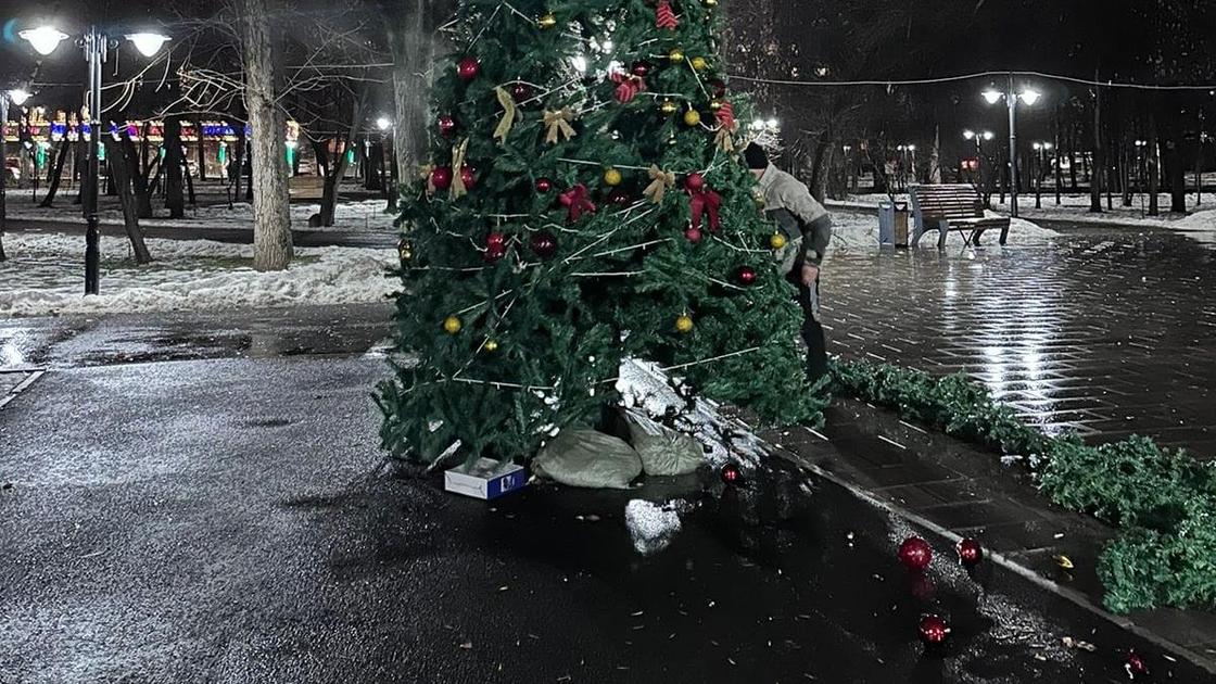 Начали пропадать игрушки: нарядную елку в парке Алматы успели сломать до Нового года