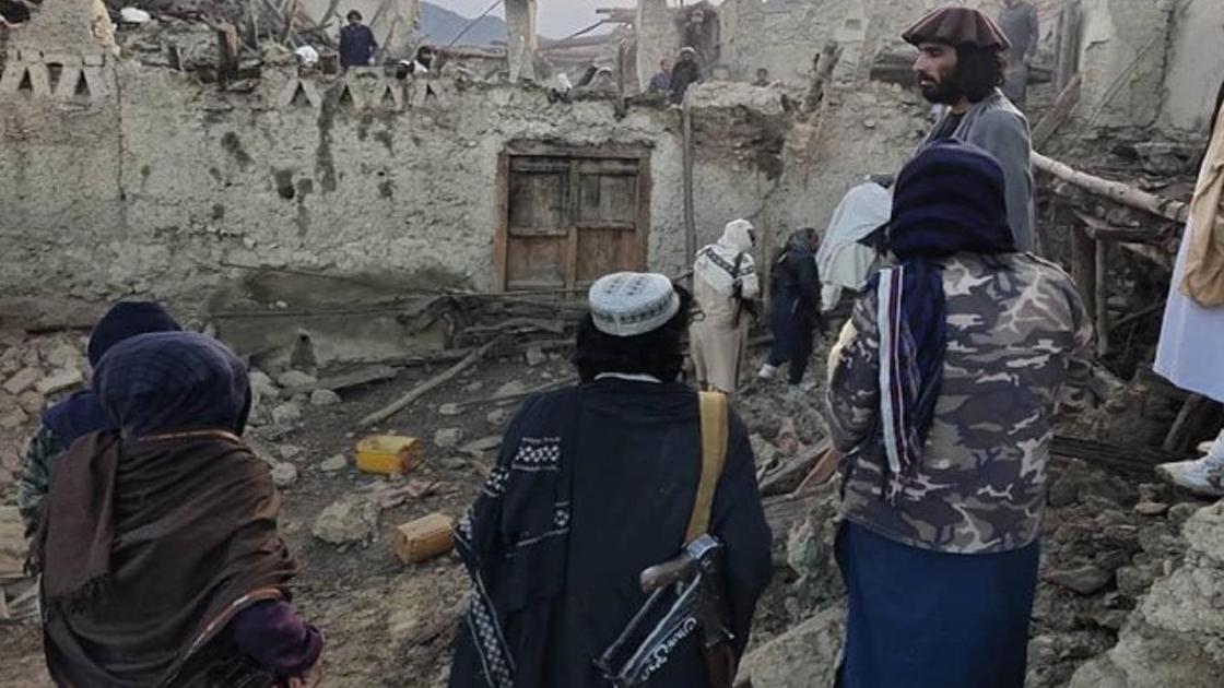 Жители Афганистана на месте разрушениий после землетрясения