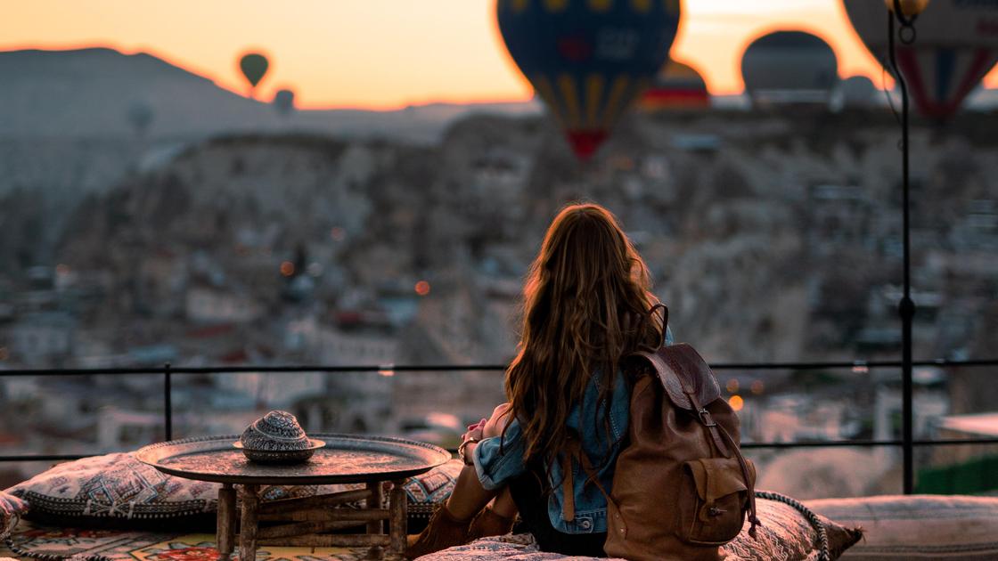 Девушка смотрит на воздушные шары в Турции
