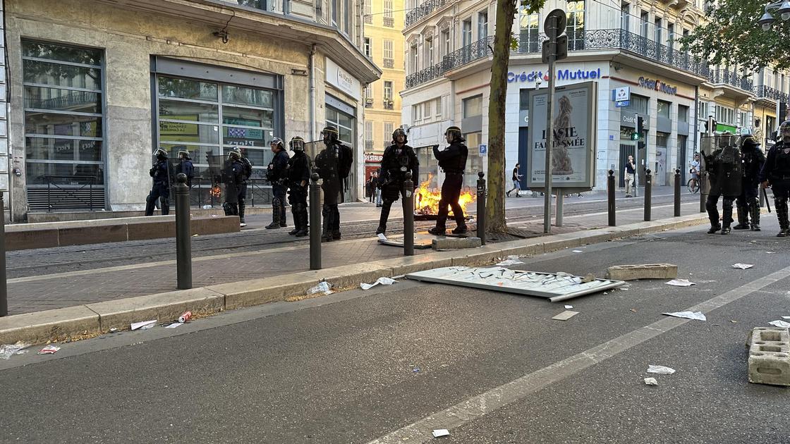 Полицейские на улицах Марселя во Франции