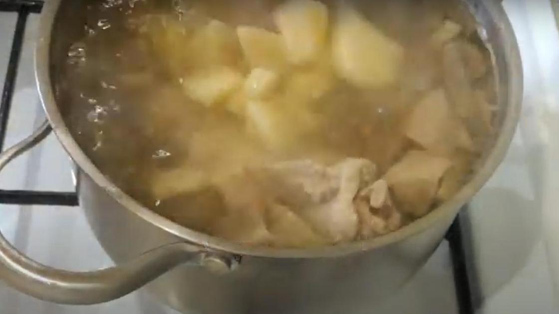 Картофель добавляют к грибам и курице