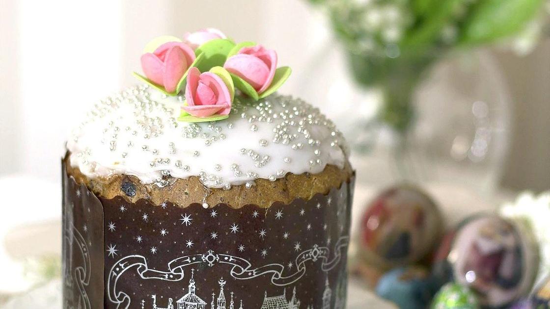 Пасхальный кулич с украшением стоит на столе